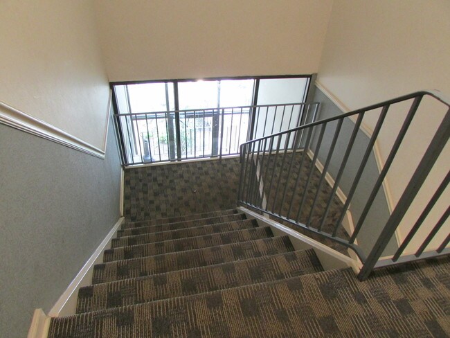 Building Photo - 11 Oak Creek Dr