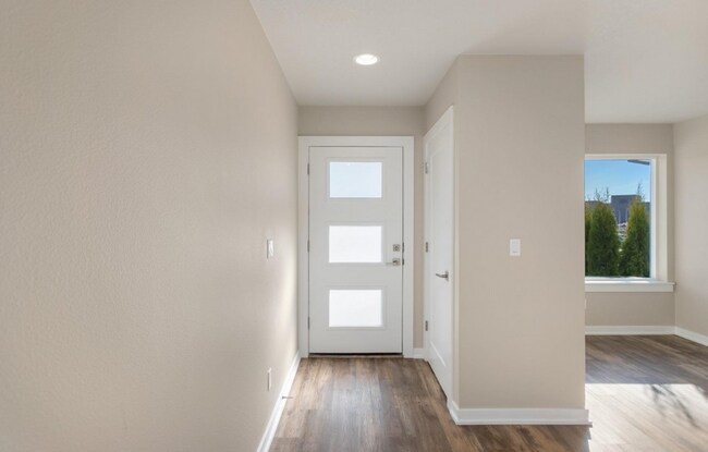 Building Photo - Stunning Newer Construction Home With 2 Ma...