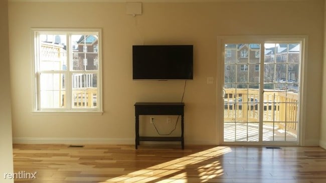 Building Photo - 4 br, 3.5 bath Townhome - 877 Ryan St