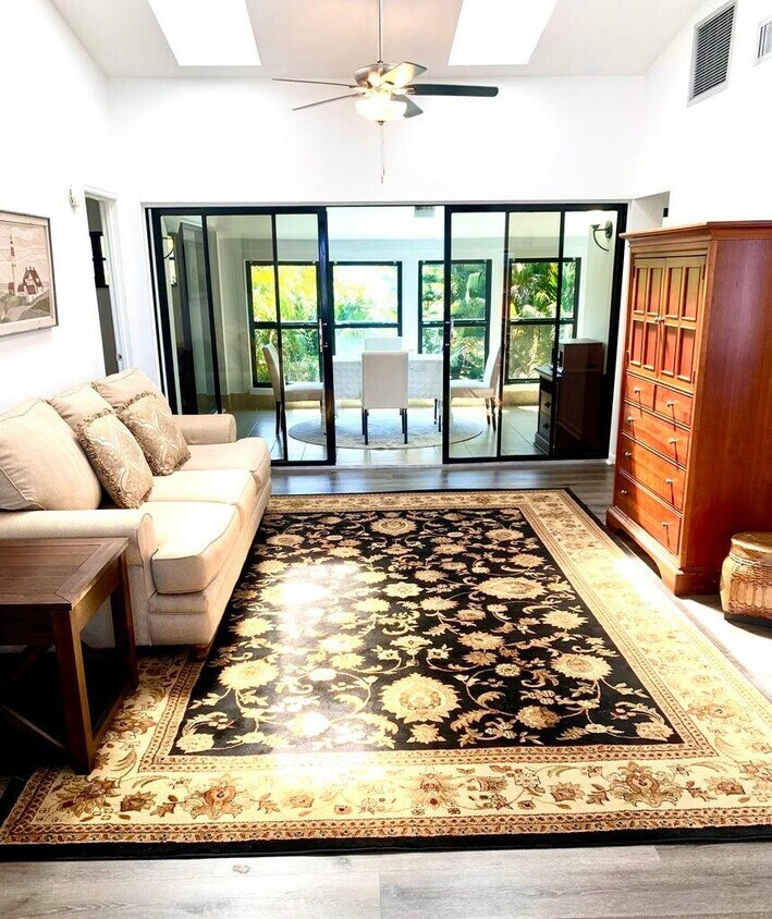 Foto principal - 1401 NE 14th Ct