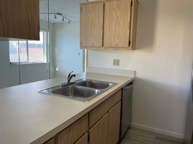 Building Photo - 1 Bedroom/1 Bath Villa with Private Courtyard