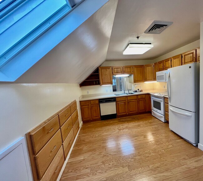 KITCHEN - 140 Lincoln Rd