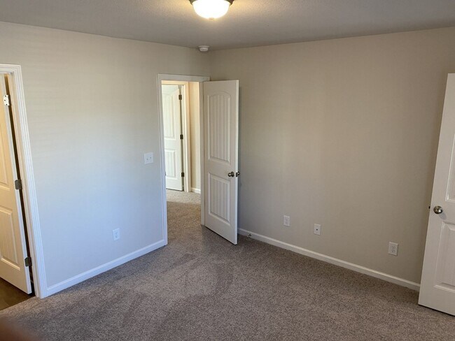 Building Photo - 2 bd 2.5 ba