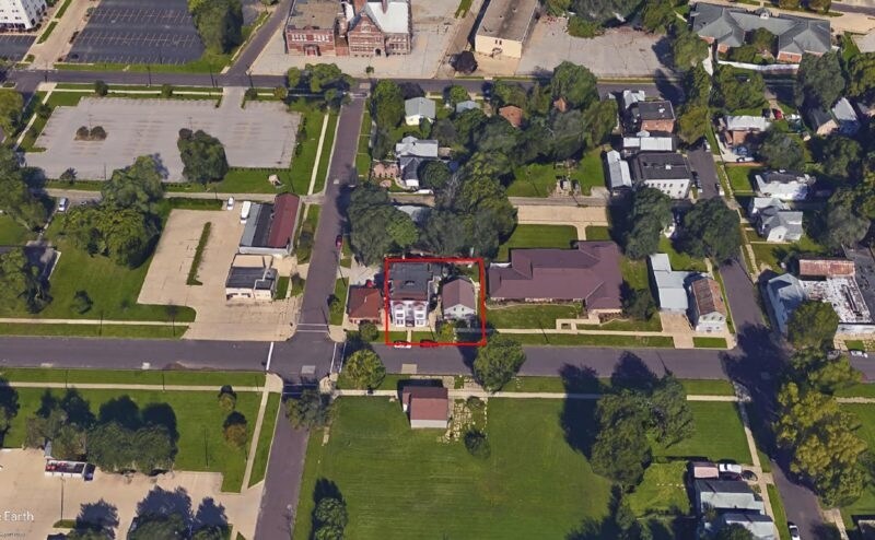 Building Photo - 601-609 NE Perry Ave