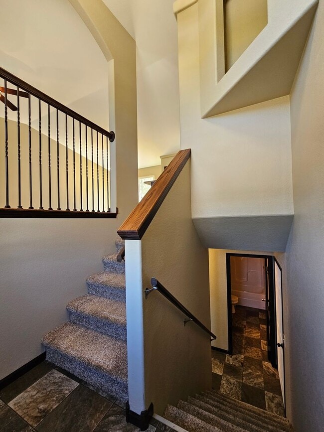 Foto del edificio - 4 BEDROOM | 3 BATH | TOWNHOME | GARAGE | WEST SIDE