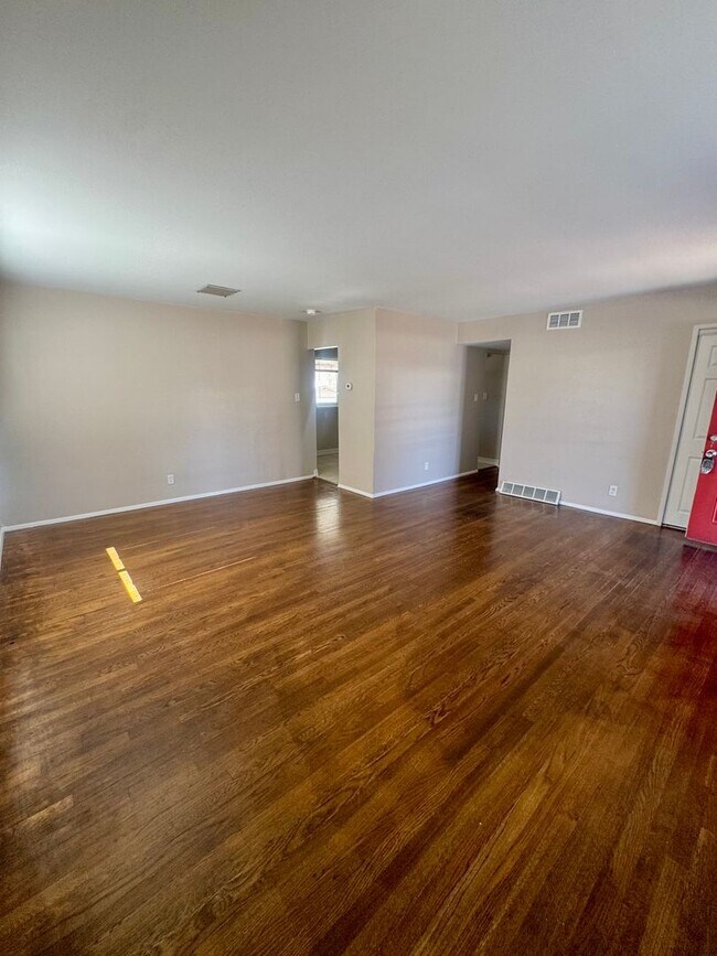 Foto del edificio - Updated 3 bedroom Centrally Located