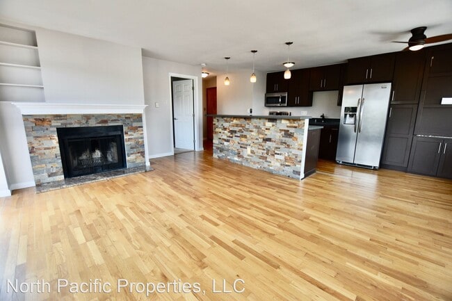 Building Photo - 2 br, 1 bath House - 2524 Boyer Ave E #436