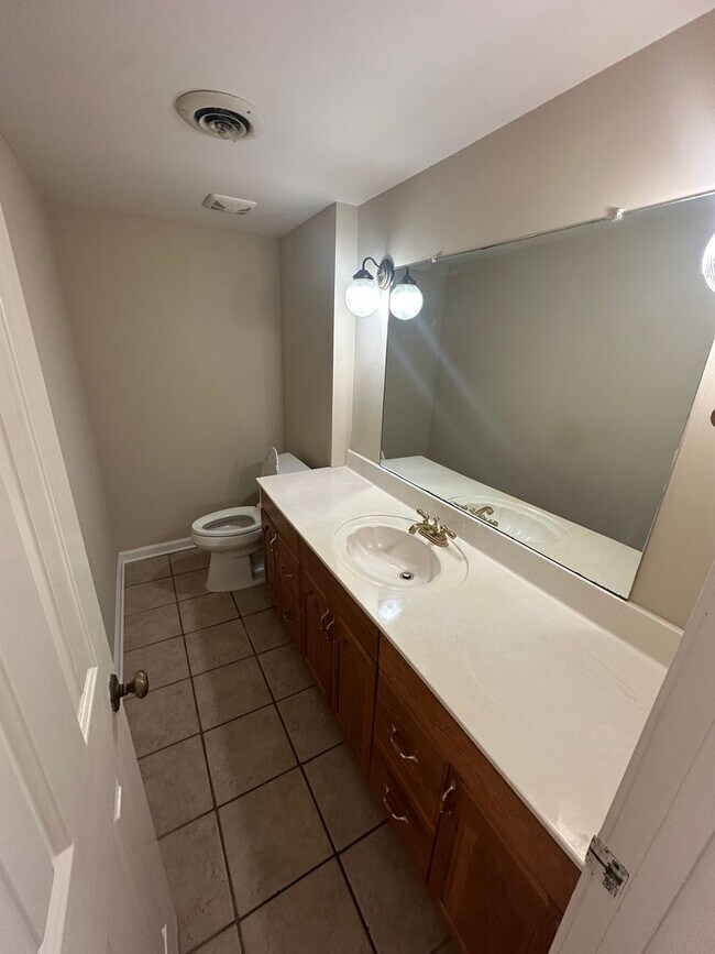 Building Photo - 2BD/1.5BA Townhouse in Germantown!