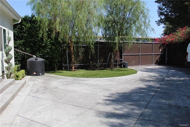 Building Photo - 3 br, 2 bath House - 8536 Paso Robles Avenue