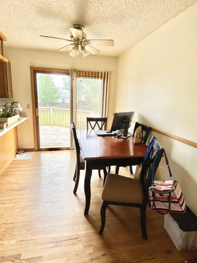 Building Photo - Large 4 Bedroom/2 Bath Bi-Level Home with ...