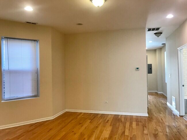 Building Photo - 1364 N Hamlin Ave