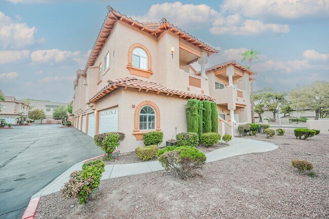 Building Photo - Gated Community townhome, with private garage