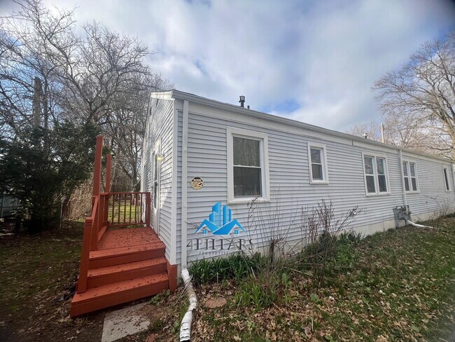 Foto del edificio - Charming 2 Bedroom Duplex in La Porte with Spacious Layout and Prime Location