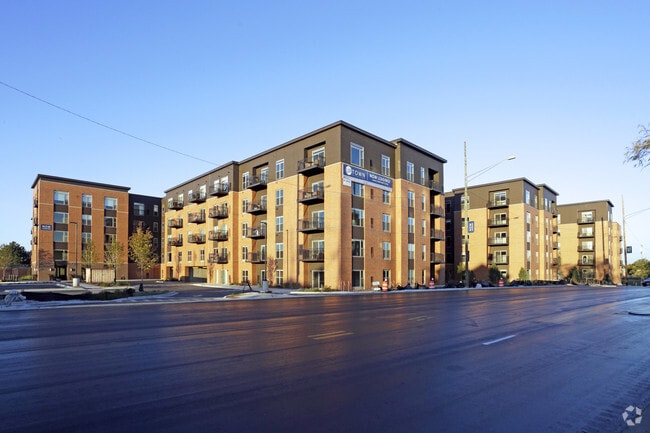 Building Photo - Uptown La Grange