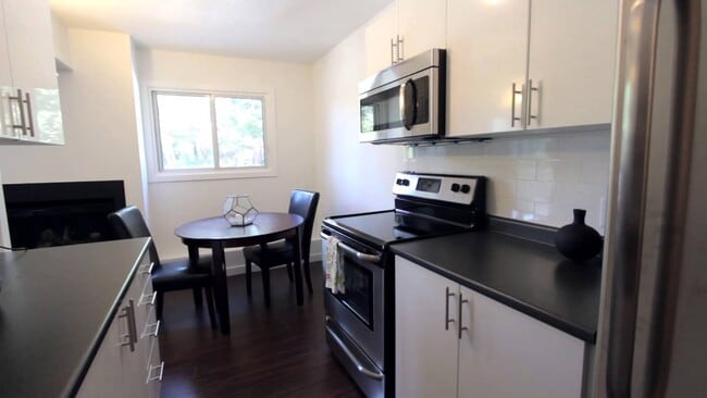 Building Photo - Huge, Top-Floor, Two-Bedroom, Recently Renovated At 477 Lancaster St W!