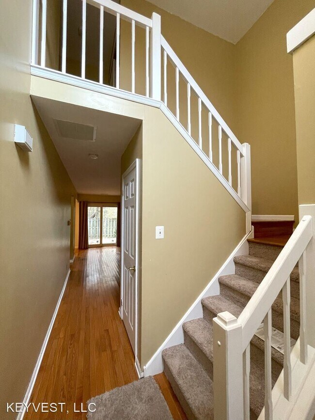 Building Photo - 2 br, 1.5 bath House - 32 Five Crown Royal