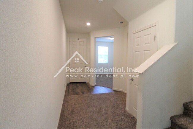 Building Photo - New North Natomas 3bd/2.5ba Home with 2 Ca...