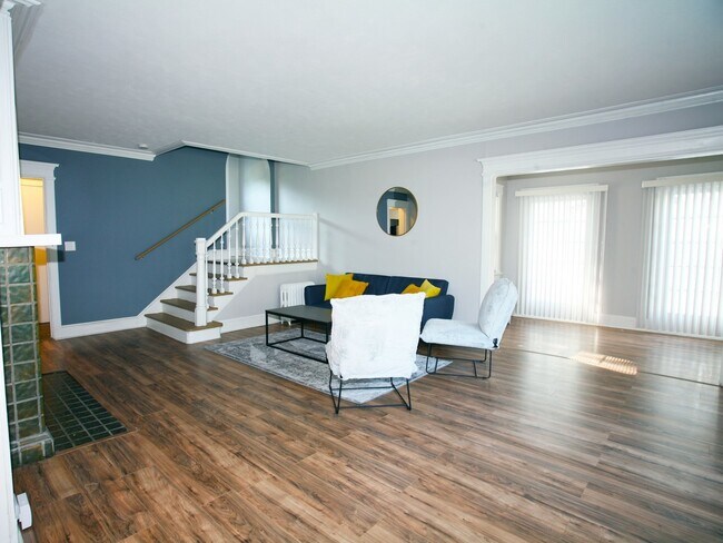 Foto del edificio - 3 Renovated Story 4 Bed - 2.5 Bath Colonial available for Rent