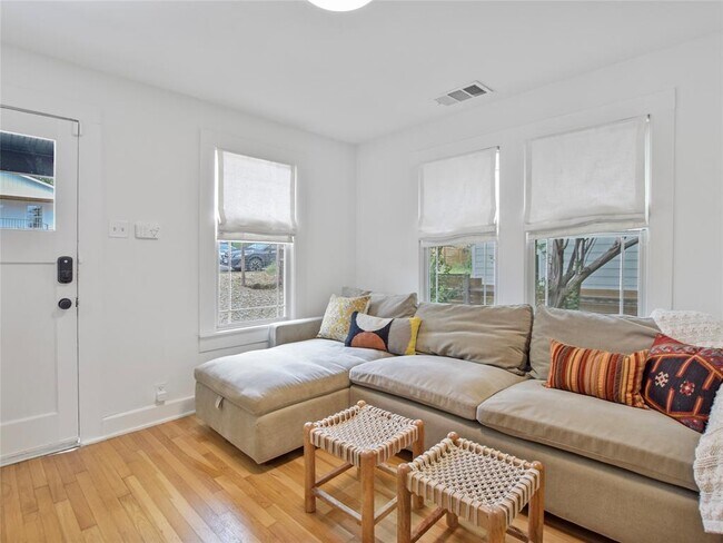 Foto del edificio - 2405 E 8th St