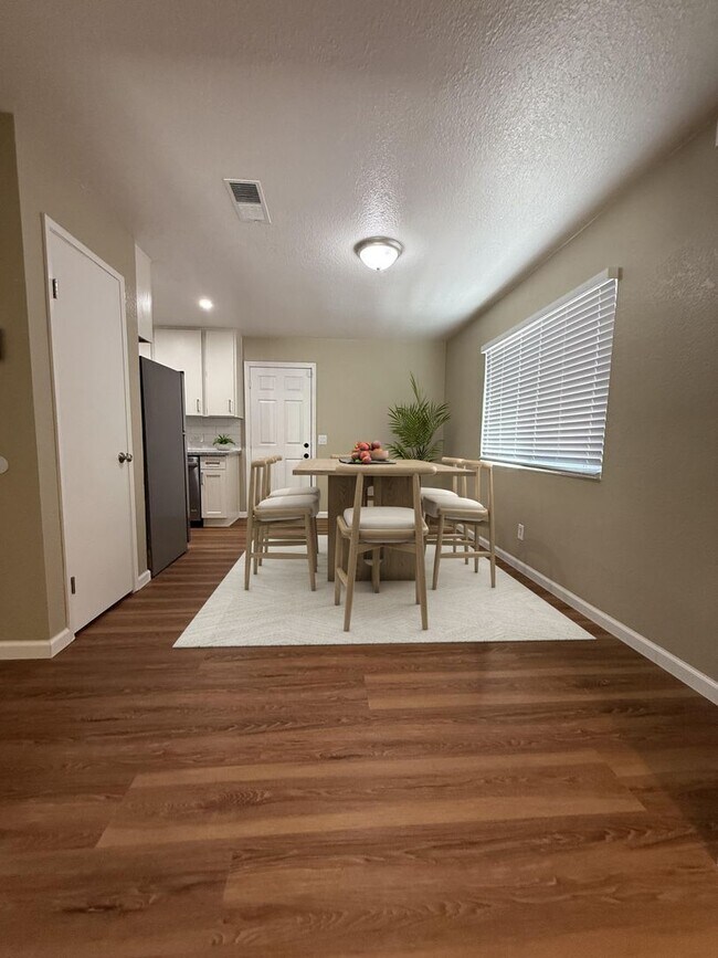 Foto del edificio - *Beautifully Updated 4 Bedroom, 2 Bathroom Home in Fairfield! 2 Week Concession Off First Month R...