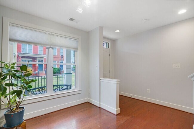 Building Photo - 604 Regent Pl NE