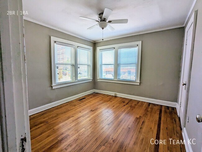 Building Photo - 2 Bedroom at 5007 Wyandotte in South Plaza