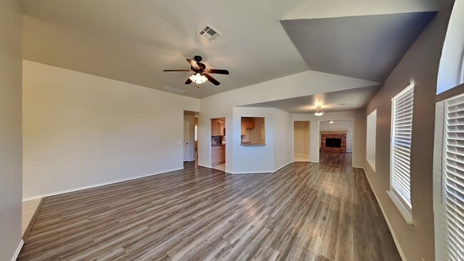 Foto del edificio - Spectacular 4 Bedroom 3 Bathroom Home in a Gated Community in Edmond Schools with Neighborhood Po...