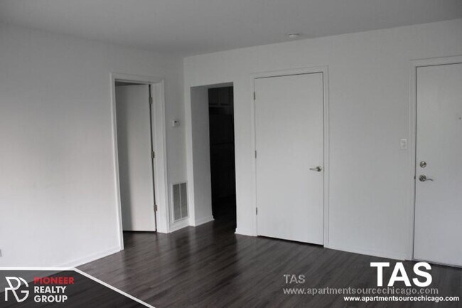 Building Photo - Stunning apartment in Edgewater - No Deposit