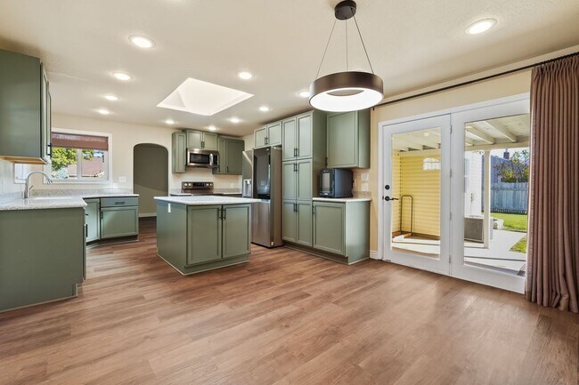 Building Photo - 3bd/2ba Recently Updated Home in a Desirab...
