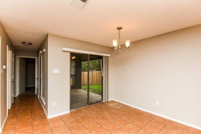 Building Photo - 6635 S Creek Dr