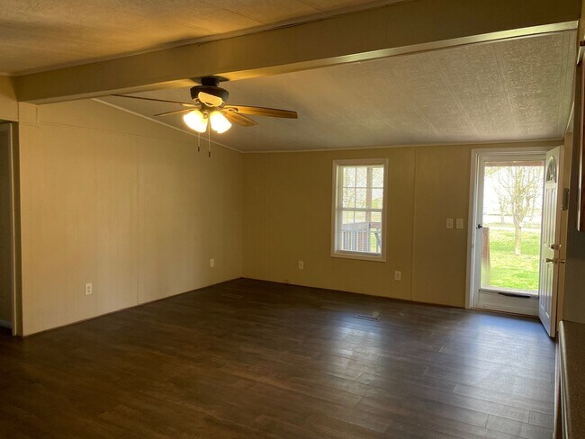 Building Photo - 3-4 BED, 2 BATH HOME LOCATED IN SEGROVE!!