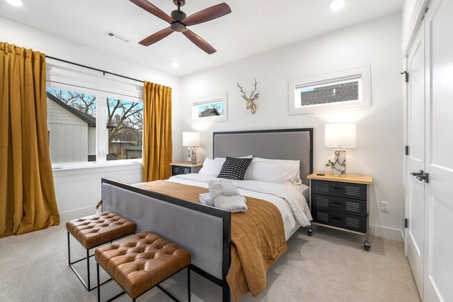 Building Photo - 109 NW Ozark Wy