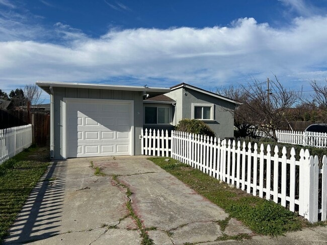 Building Photo - Adorable Two Bedroom in San Juan Bautista!