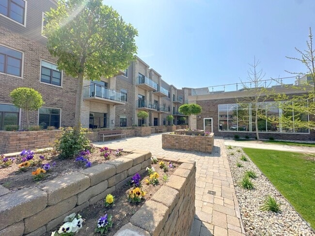 Building Photo - Mequon Reserve