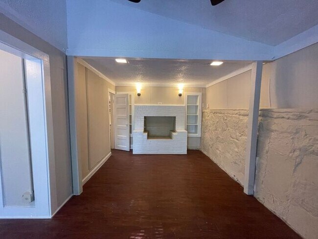 Building Photo - Cozy 1 Bedroom 1 Bath Downstairs Unit Read...