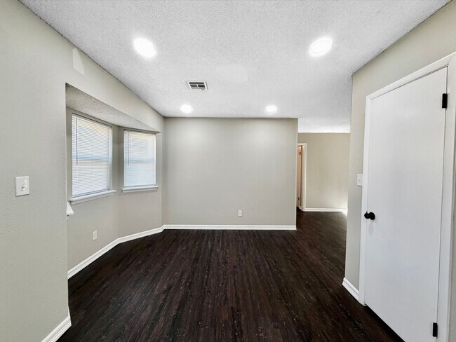 Foto del edificio - Charming Remodeled 3-Bedroom Home Just Feet from Jenks High School