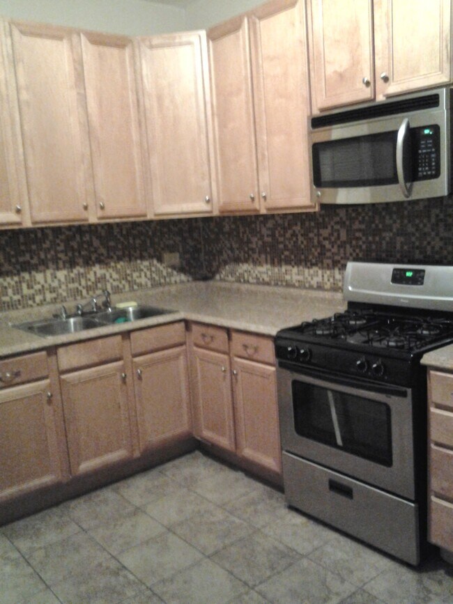 Cocina - 6630 S Ingleside Ave
