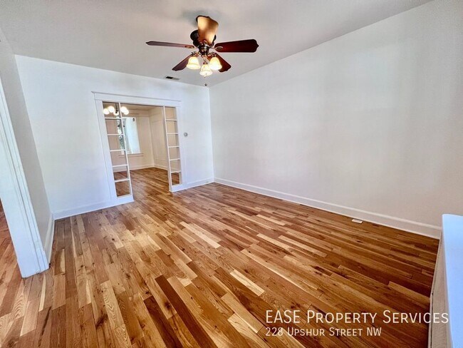 Foto del edificio - 228 Upshur St NW