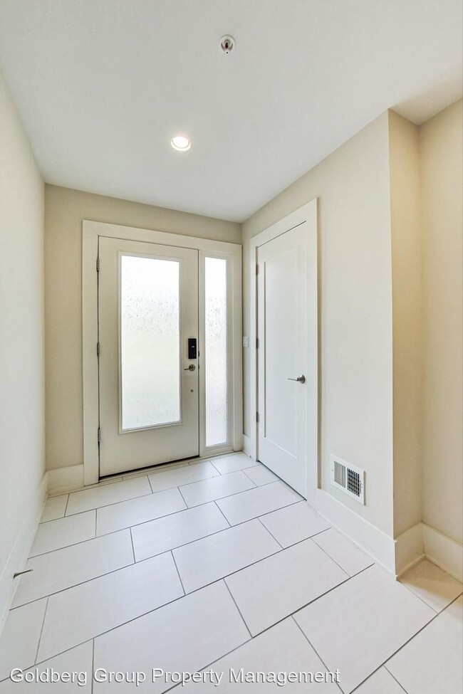 Building Photo - 4 br, 3.5 bath House - 5432 Merriam Street