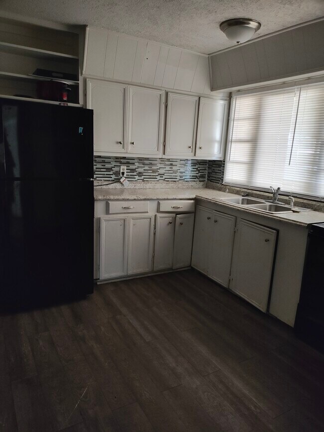 Building Photo - Large Economical Home with plenty of shopp...