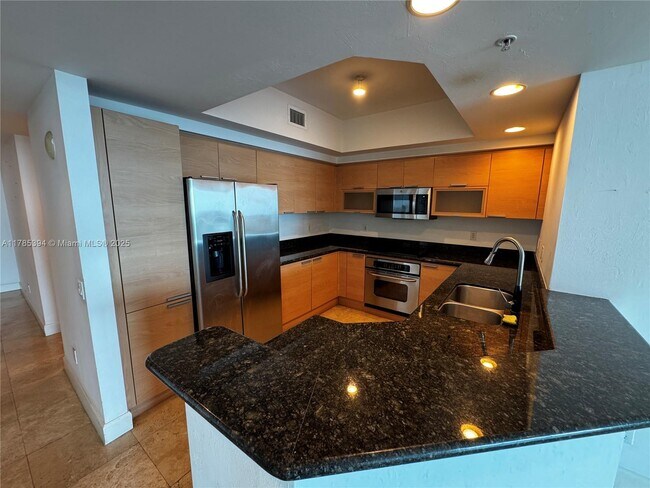 Foto del edificio - 14951 Royal Oaks Ln