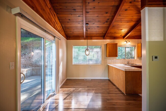 Foto del edificio - 951 Shaws Flat Rd