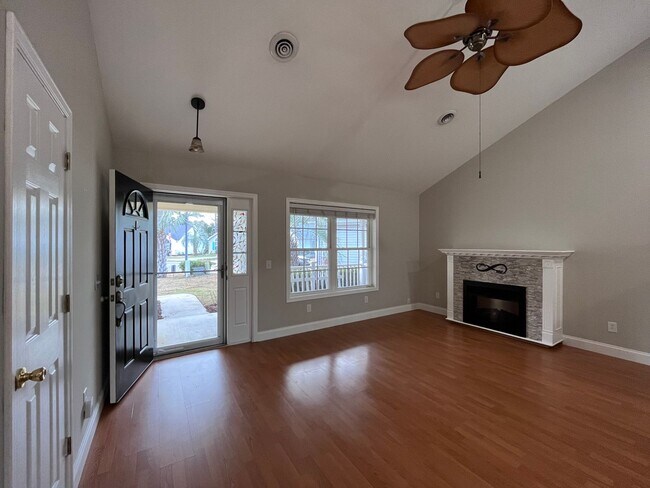 Foto del edificio - Free month with an eighteen-month lease. A...
