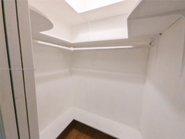 Foto del edificio - 5893 SW 26th St