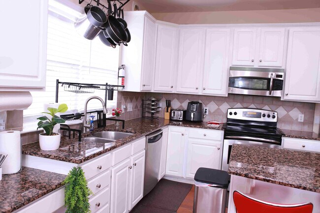 Building Photo - Room in Single Family Home on Red Birch Dr
