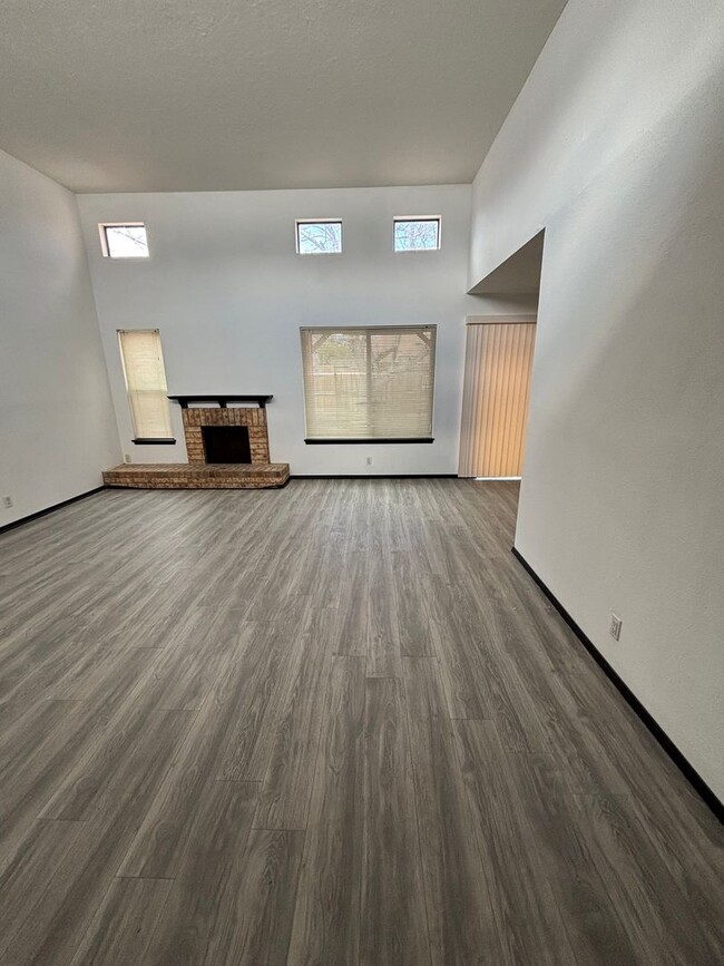 Building Photo - Newly Renovated 3 Bedroom 2 Bathroom 1,252...