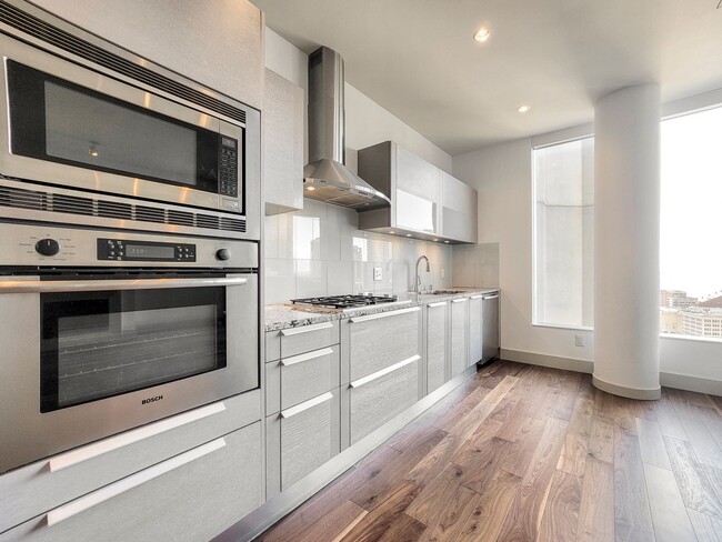 Building Photo - 25th West facing luxury unit located top of Hyatt Hotel!