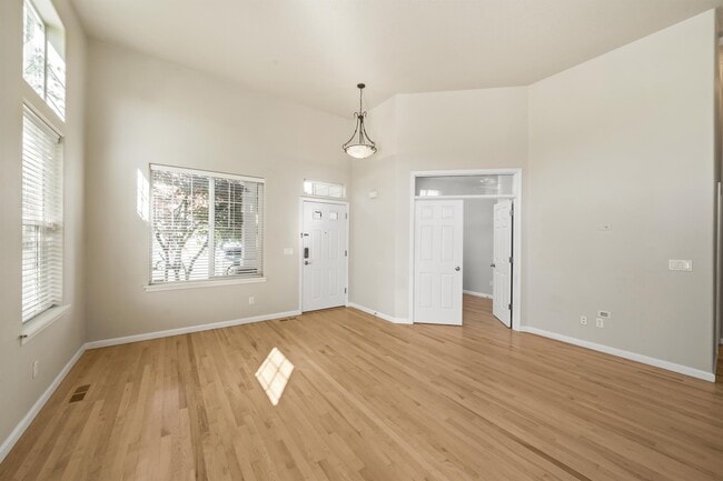Building Photo - 3258 Journeay Ct