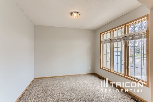 Building Photo - 516 Lincoln Dr NE