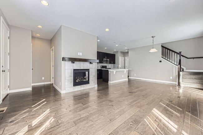 Foto del edificio - Vibrant 3 Bed 2 1/2 half bath townhouse in...